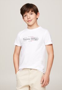 Tommy Hilfiger ICON PRINT REGULAR TEE  - Triko s potiskem - white