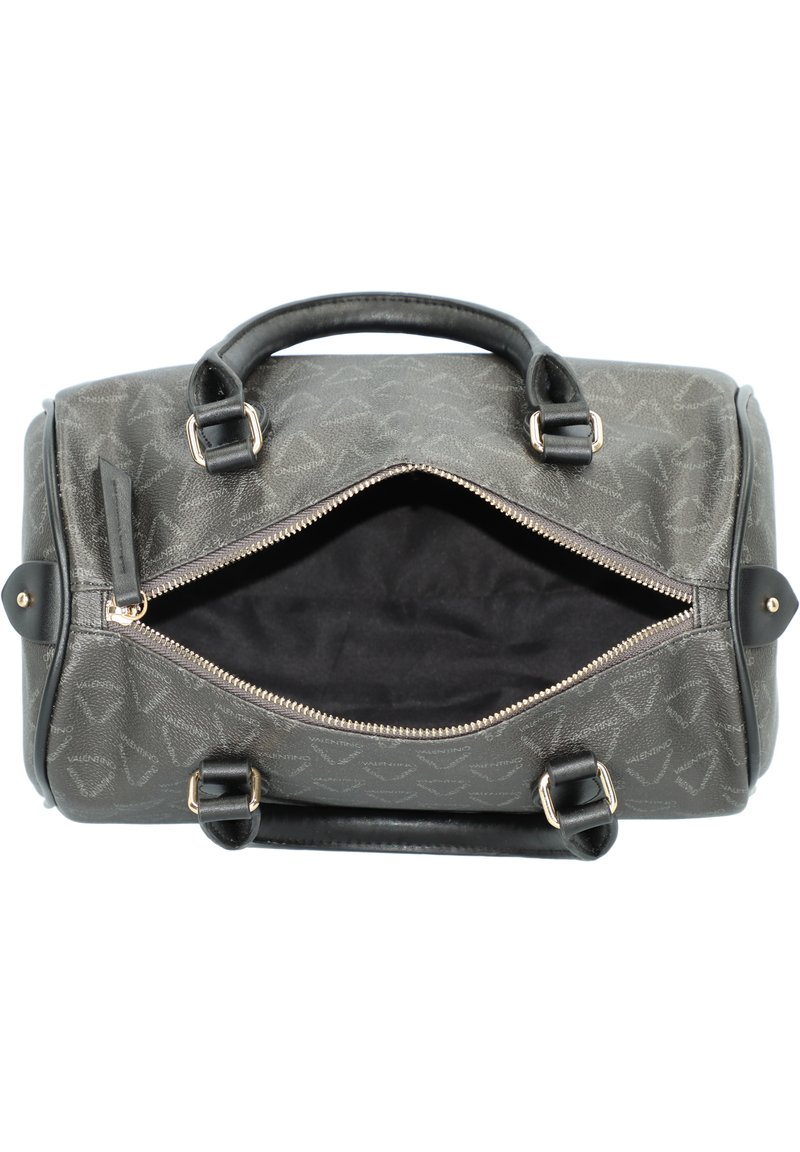 Bolso de mano gris con estampado y acentos en negro, con dos asas, cierre de cremallera y un amplio interior negro. Cuenta con herrajes en tono dorado y logotipos.