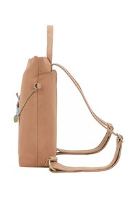 Zaino di tessuto color pesca con una maniglia superiore singola, una tasca con zip, spallacci regolabili e un accento a catena con un piccolo ciondolo.