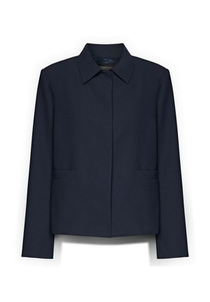 Chaqueta azul marino a medida con cuello puntiagudo, mangas largas, botones frontales ocultos y dos bolsillos laterales tipo ojal, presentada sobre fondo blanco.