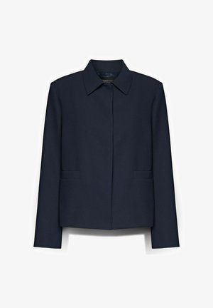 Chaqueta azul marino a medida con cuello puntiagudo, mangas largas, botones frontales ocultos y dos bolsillos laterales tipo ojal, presentada sobre fondo blanco.