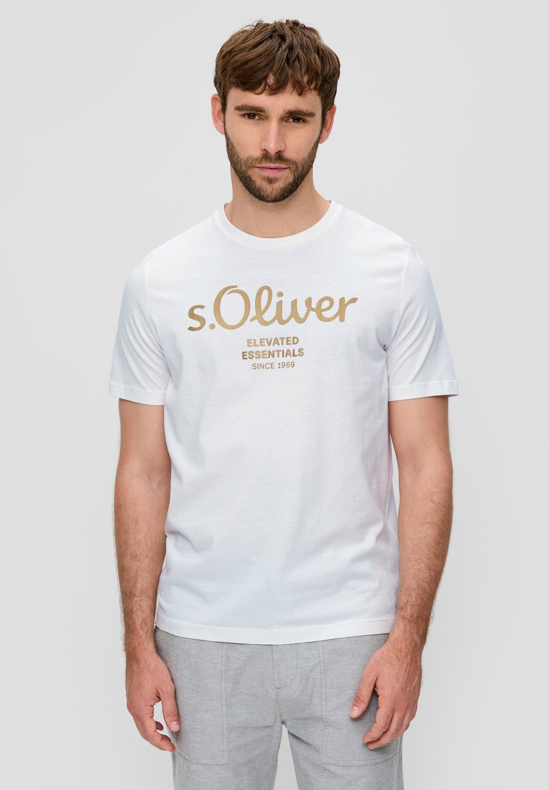 s.Oliver MIT GROSSEM LABEL - T-shirt print - weiß