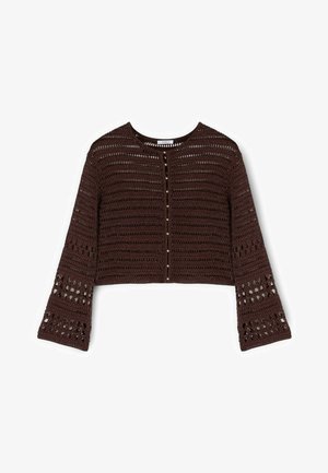 Donkerbruine gehaakte lange mouw cardigan met knoopsluiting aan de voorkant en wijde mouwen met opengewerkte patronen.
