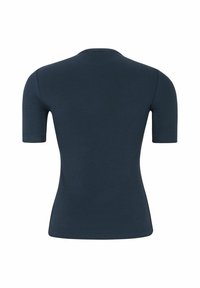 Mørk navy fitted kortærmet skjorte, ribbet tekstur, rund halsudskæring, sømløse skuldrer, ensfarvet uden synlige mønstre eller detaljer.