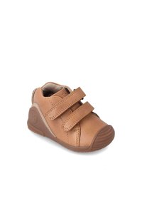 Zapatos de cuero marrón para niñas pequeñas con dos correas de Velcro, punta redondeada y suela de goma texturizada. Diseño ligero con interior acolchado.