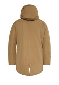 Tan isoleret jakke med hætte, der har en ret snit, knapdetaljer bagpå og en glat overflade. Enkelt design uden synlige mønstre.