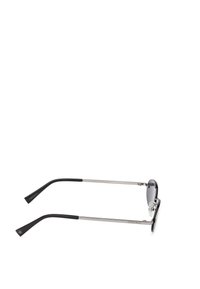 Occhiali da sole con montatura in metallo nero, lenti grigie, aste argentate, punte nere testurizzate e un piccolo accento a forma di stella su ciascun tempio.