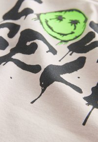 Unausgewählt, stone stripe back print