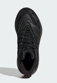 Czarny sportowy but z teksturowaną syntetyczną cholewką, skomplikowanym wzorem sznurowadeł, wyściełanym kołnierzem oraz gumową podeszwą zapewniającą przyczepność.