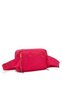 Sac à épaule en tissu rouge avec une forme rectangulaire, des compartiments zippés et des sangles réglables. Texture lisse avec des détails de motif subtils.