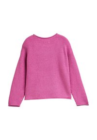 Różowy sweter z prążkowanej dzianiny, z okrągłym dekoltem, długimi rękawami i bocznymi rozcięciami u dołu, prezentujący miękką teksturę i luźny krój.