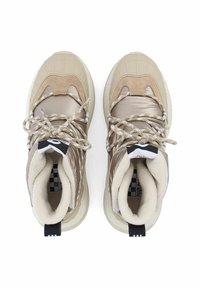 Beige Wanderschuhe aus strukturiertem Wildleder und glattem Nylon, mit dicken Sohlen, gemusterten Schnürsenkeln und weicher Fleece-Fütterung.