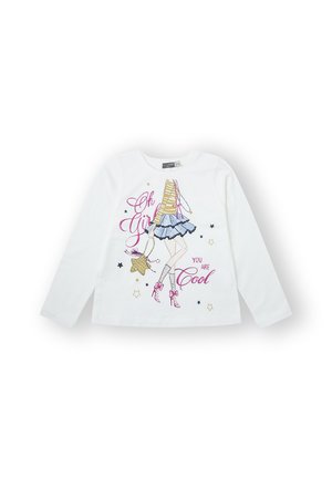 Camisa blanca de manga larga que presenta un gráfico de una chica con un vestido a rayas con acentos rosas, con el texto "Oh chica, ERES genial" y estrellas decorativas.