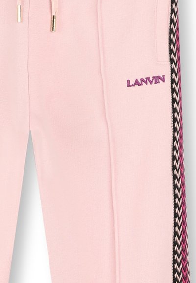 Jogging en coton rose clair, avec une bande en chevron noire et rose sur le côté, ornée d'un logo "LANVIN" brodé en violet.