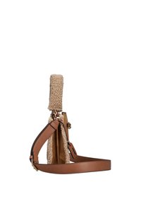 Bruine leren tas met een gestructureerde beige schapenvacht handgreep, voorzien van een afneembare schouderband en gouden hardware accenten.