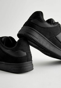 Next COURT- REGULAR FIT - Sportcipő - black