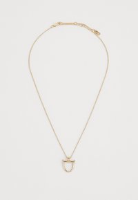 Delicada gargantilha de ouro com um pendente em forma de D, apresentando pequenas pedras transparentes embutidas de cada lado.