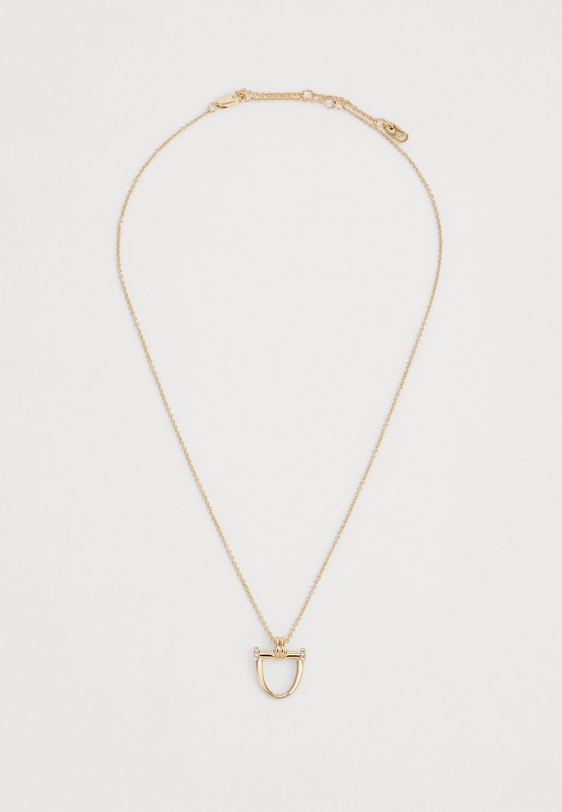 Delicada gargantilha de ouro com um pendente em forma de D, apresentando pequenas pedras transparentes embutidas de cada lado.