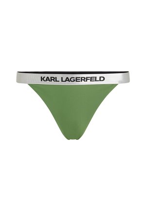 Tanga verde con una cinturilla plateada que presenta "KARL LAGERFELD" impreso en negro. Textura suave, diseño minimalista y ajuste de tiro bajo.