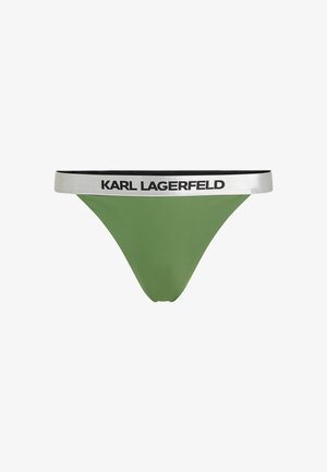 Tanga verde con una cinturilla plateada que presenta "KARL LAGERFELD" impreso en negro. Textura suave, diseño minimalista y ajuste de tiro bajo.