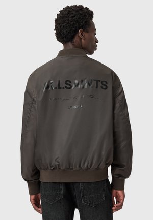 Veste bombardier marron avec un logo noir brillant "ALLSAINTS" au dos, dotée d'un col côtelé et d'une taille et des poignets élastiqués.