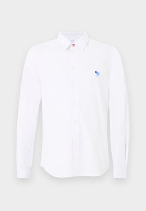 Camisa blanca de manga larga con botones, cuello y pequeño logo bordado de un caballo azul en el pecho izquierdo.