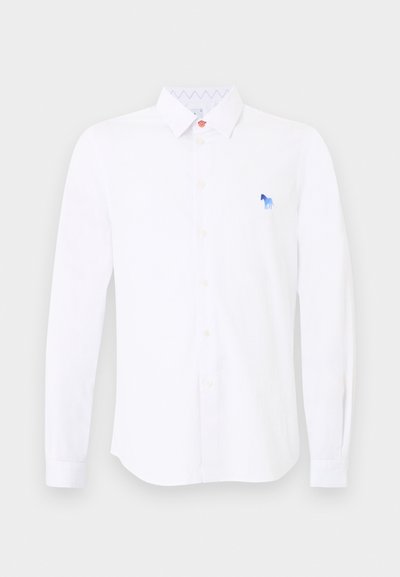 Balta ilgomis rankovėmis marškiniai su apykakle, su užsegimu sagutėmis ir mažyte mėlyna siuvinėta arklio emblema kairiajame krūtinės pusėje.