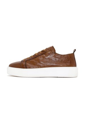 Trainers - light brown