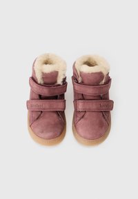 Roze leren peuterlaarzen met twee verstelbare klittenbandsluitingen en een zachte beige fleecelaag, uitgerust met een rubberen zool.