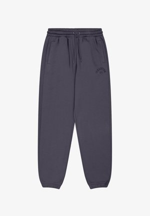 Pantalones jogger gris oscuro hechos de tela suave, con una cinturilla elástica y cordón, bolsillos laterales y un logo sutil.
