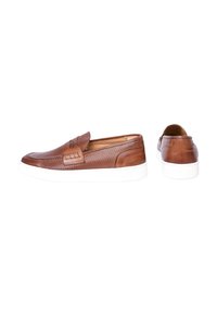 Scarpe slip-on in pelle marrone con superficie testurizzata, suola in gomma bianca e dettagli di cucitura discreti sulla tomaia e sul lato.