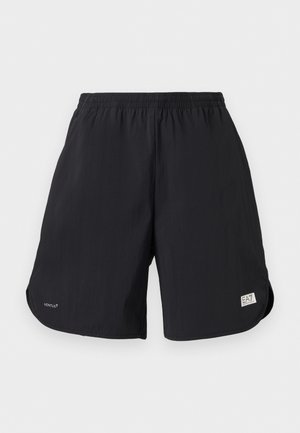 Zwarte casual shorts met elastische tailleband, kleine tekst "VENTUS7" op het linkerbeen en een EA7 Emporio Armani logopatch aan de zoom van het rechterbeen.