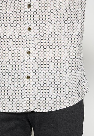 Wit patroonhemd met een rasterdesign in groen, bruin en gouden accenten. Voorzien van zes knopen en een afgeronde zoom.