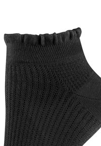 Chaussette noire jusqu'à la cheville avec une texture côtelée, un haut froncé, un corps lisse et un talon renforcé. Fabriquée dans un tissu extensible pour le confort.