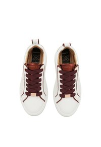 Sneakers bianchi con lacci bordeaux, caratterizzati da una texture in pelle liscia, punta arrotondata, bordatura a contrasto e un tirante sul tallone.
