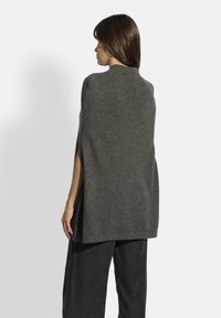 Poncho de mezcla de lana gris con forma abierta y aberturas laterales, exhibido desde la parte posterior. Presenta un cuello alto y una textura suave.