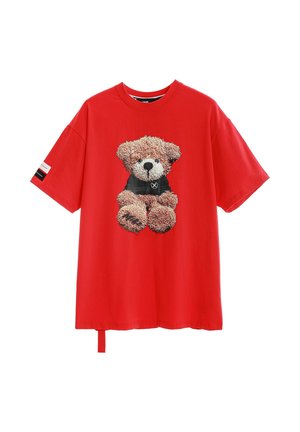 Camiseta roja de manga corta con un gráfico detallado de un osito de peluche que lleva una camisa negra, pequeña etiqueta en la manga izquierda y pestaña de tela en el bajo.
