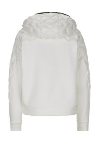 Weiße Kapuzenjacke mit gesteppter Isolierung an den Schultern und am Rücken, glatt gewebter Körper und schwarzer Futterstoff im Inneren der Kapuze.