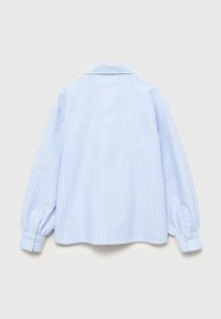 Cămașă cu dungi albastre deschise, cu mâneci lungi, guler și manșete cu nasturi, realizată dintr-un material moale. Dungile sunt albe și uniform dispersate.