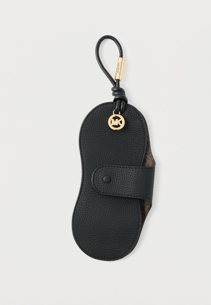 Μαύρη θήκη γυαλιών από δερματίνη με υφή, με κούμπωμα τύπου snap, λουράκι βρόχου και χρυσό μενταγιόν με το λογότυπο MK.