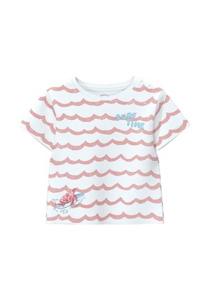 T-shirt blanc à manches courtes pour tout-petit avec des rayures ondulées roses, le texte bleu "SURF TIME" et une tortue rouge surfant sur une vague près de l'ourlet.