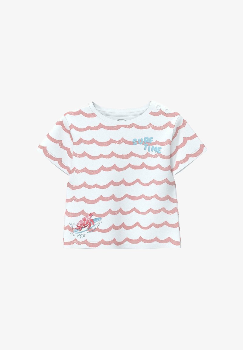 T-shirt blanc à manches courtes pour tout-petit avec des rayures ondulées roses, le texte bleu "SURF TIME" et une tortue rouge surfant sur une vague près de l'ourlet.