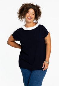 Navy Kurzarmpullover mit weißen Schulterakzenten, rundem Ausschnitt und lässiger Passform. Hergestellt aus weichem Stoff, ideal für die Freizeit.