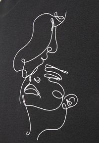 Černá látka s nepřerušeným bílým liniovým výkresem dvou abstraktních lidských obličejů, s minimálními detaily a plynulými křivkami.