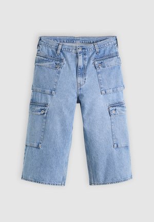 Φωτεινά μπλε τζιν cargo σορτς με τέσσερις τσέπες με καπάκι και κουμπιά, τοποθετημένα επίπεδα σε ανοιχτό φόντο.