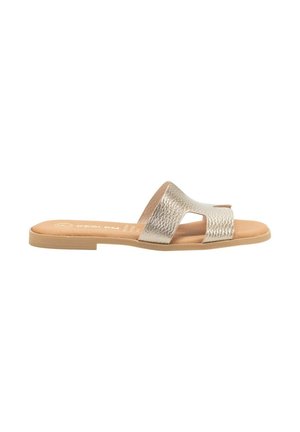 Sandalias deslizantes metálicas plateadas con upper texturizado, punta abierta y plantilla acolchada. Suela de goma plana en color beige. Diseño minimalista.