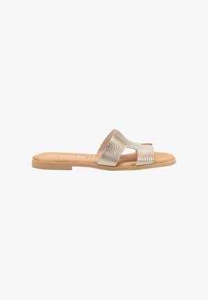 Sandalias deslizantes metálicas plateadas con upper texturizado, punta abierta y plantilla acolchada. Suela de goma plana en color beige. Diseño minimalista.