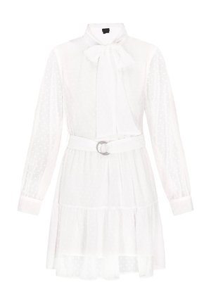 Witte jurk met lange mouwen, stippenpatroon, striknekdetail, aansluitende taille met een riem en gesp, en een gelaagde zoom.