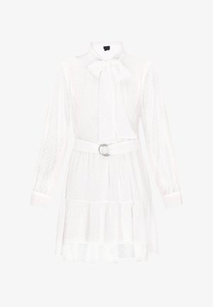 Witte jurk met lange mouwen, stippenpatroon, striknekdetail, aansluitende taille met een riem en gesp, en een gelaagde zoom.