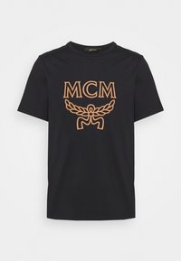 Camiseta negra de algodón con un logo naranja "MCM" y emblema alado, escote redondo y mangas cortas.